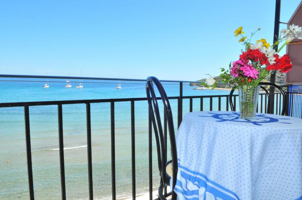 Oasis Hotel Theodoros & Litsa Galaris Agia Marina  Екстер'єр фото